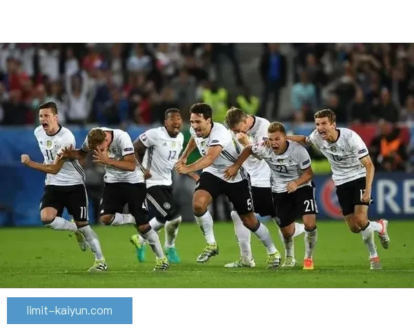 诺伊尔与布冯的传奇守门之路较量表现亮眼，足球巨星对决吸引众多关注