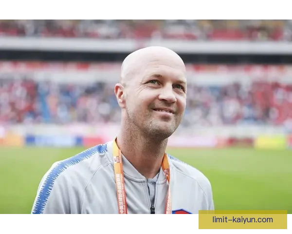 克鲁伊夫执教球队贡献显著，战术理念持续影响现代足球发展